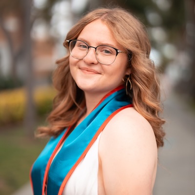 Elisabeth Gothelf graduation photo outside